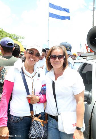 Fieles católicos participan del Vía Crucis de Semana Santa en Managua