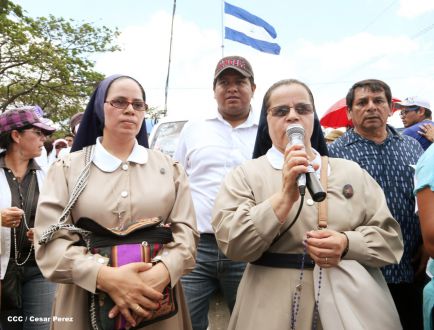 Fieles católicos participan del Vía Crucis de Semana Santa en Managua