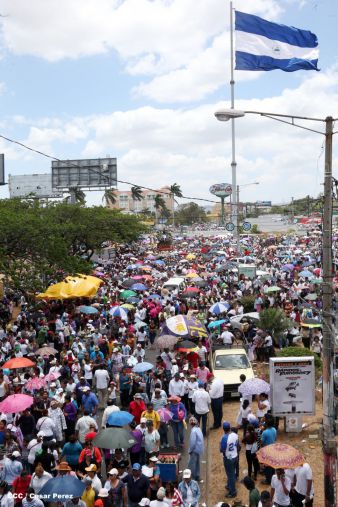 Fieles católicos participan del Vía Crucis de Semana Santa en Managua