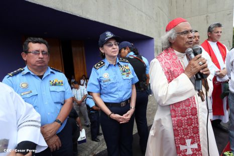 Fieles católicos participan del Vía Crucis de Semana Santa en Managua