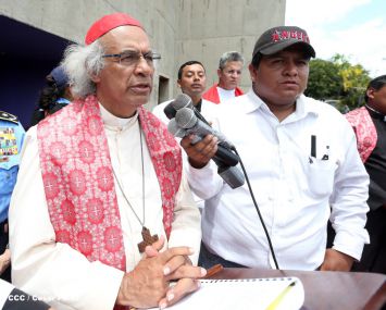 Fieles católicos participan del Vía Crucis de Semana Santa en Managua