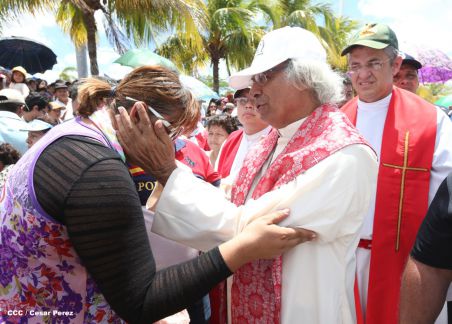 Fieles católicos participan del Vía Crucis de Semana Santa en Managua