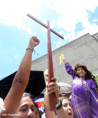 Fieles católicos participan del Vía Crucis de Semana Santa en Managua