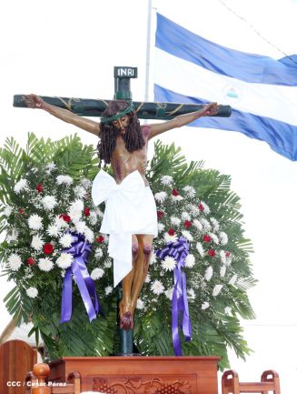 Fieles católicos participan del Vía Crucis de Semana Santa en Managua