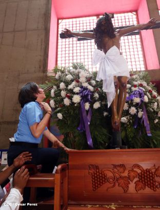 Fieles católicos participan del Vía Crucis de Semana Santa en Managua