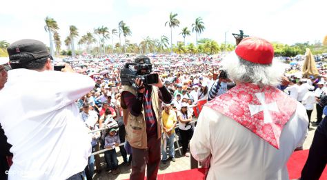 Fieles católicos participan del Vía Crucis de Semana Santa en Managua