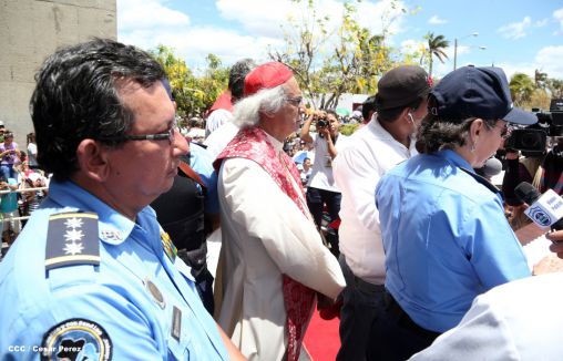 Fieles católicos participan del Vía Crucis de Semana Santa en Managua