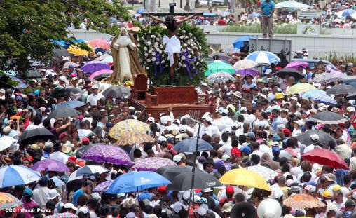 Fieles católicos participan del Vía Crucis de Semana Santa en Managua