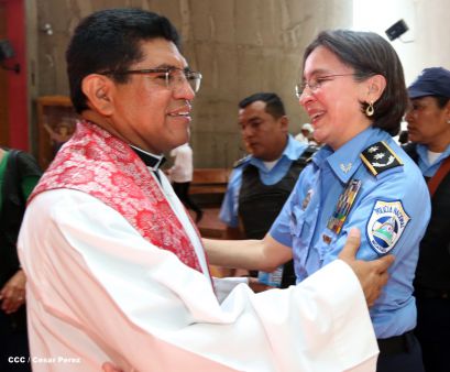 Fieles católicos participan del Vía Crucis de Semana Santa en Managua
