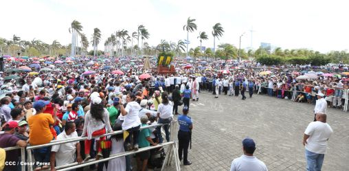 Fieles católicos participan del Vía Crucis de Semana Santa en Managua