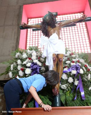 Fieles católicos participan del Vía Crucis de Semana Santa en Managua