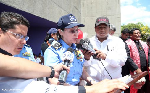 Fieles católicos participan del Vía Crucis de Semana Santa en Managua