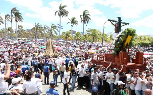 Fieles católicos participan del Vía Crucis de Semana Santa en Managua