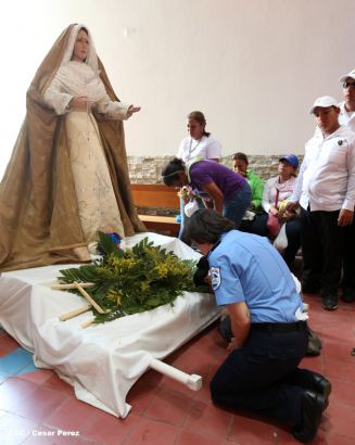 Fieles católicos participan del Vía Crucis de Semana Santa en Managua