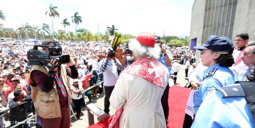 Fieles católicos participan del Vía Crucis de Semana Santa en Managua