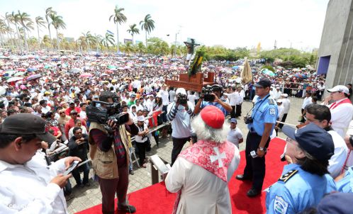 Fieles católicos participan del Vía Crucis de Semana Santa en Managua