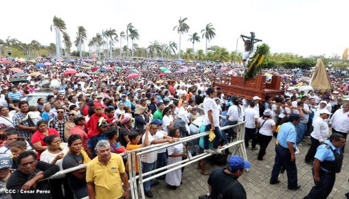 Fieles católicos participan del Vía Crucis de Semana Santa en Managua