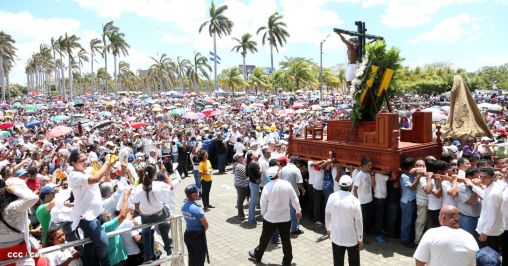 Fieles católicos participan del Vía Crucis de Semana Santa en Managua