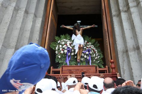 Fieles católicos participan del Vía Crucis de Semana Santa en Managua