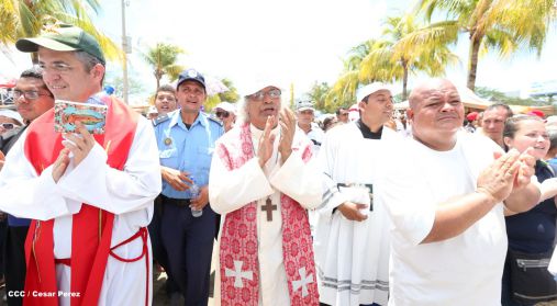 Fieles católicos participan del Vía Crucis de Semana Santa en Managua