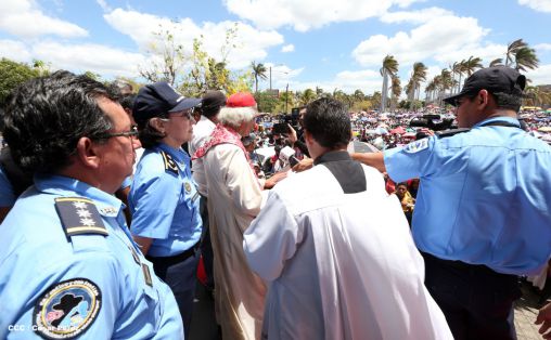 Fieles católicos participan del Vía Crucis de Semana Santa en Managua