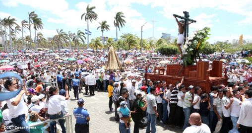 Fieles católicos participan del Vía Crucis de Semana Santa en Managua