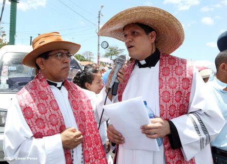 Fieles católicos participan del Vía Crucis de Semana Santa en Managua