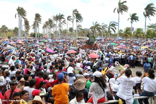 Fieles católicos participan del Vía Crucis de Semana Santa en Managua