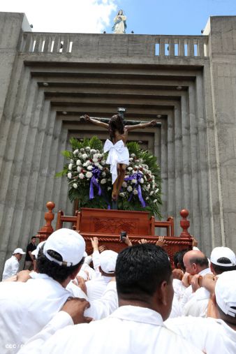 Fieles católicos participan del Vía Crucis de Semana Santa en Managua