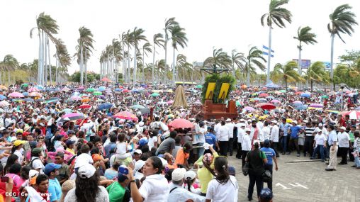 Fieles católicos participan del Vía Crucis de Semana Santa en Managua