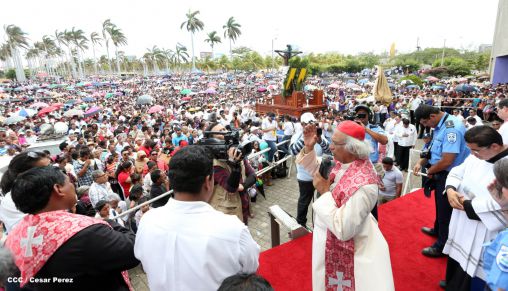 Fieles católicos participan del Vía Crucis de Semana Santa en Managua
