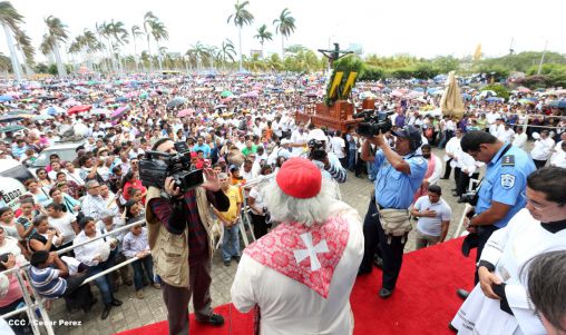 Fieles católicos participan del Vía Crucis de Semana Santa en Managua