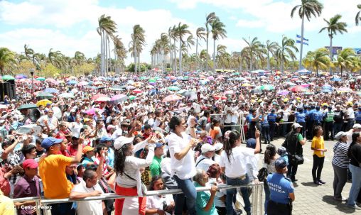 Fieles católicos participan del Vía Crucis de Semana Santa en Managua