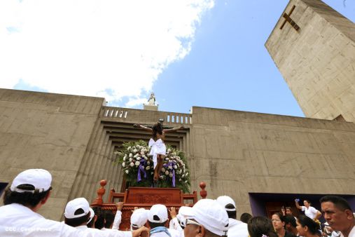 Fieles católicos participan del Vía Crucis de Semana Santa en Managua