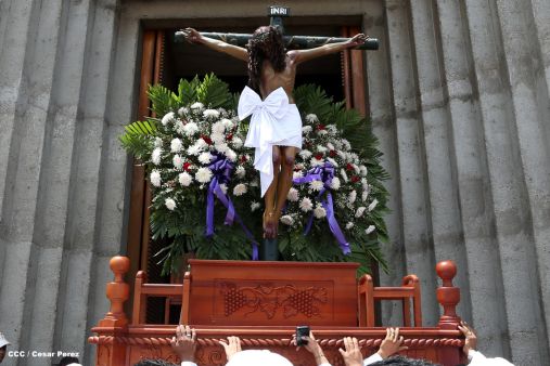 Fieles católicos participan del Vía Crucis de Semana Santa en Managua