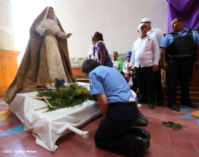 Fieles católicos participan del Vía Crucis de Semana Santa en Managua