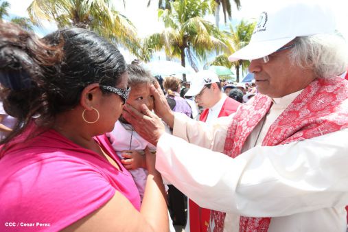 Fieles católicos participan del Vía Crucis de Semana Santa en Managua