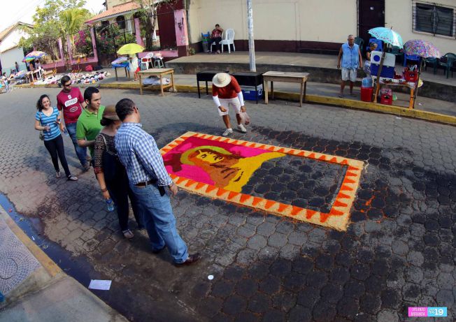 Leoneses viven con fe tradición de las Alfombras Pasionarias y el Santo Entierro