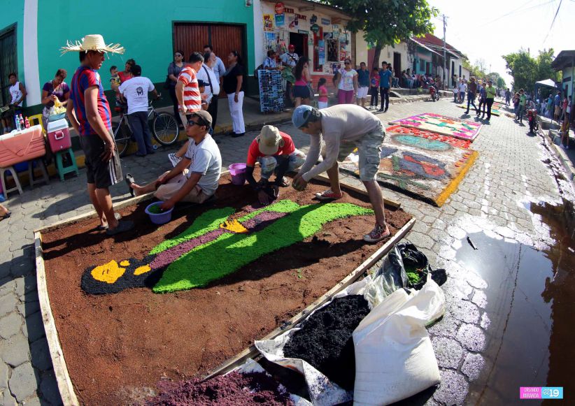 Leoneses viven con fe tradición de las Alfombras Pasionarias y el Santo Entierro