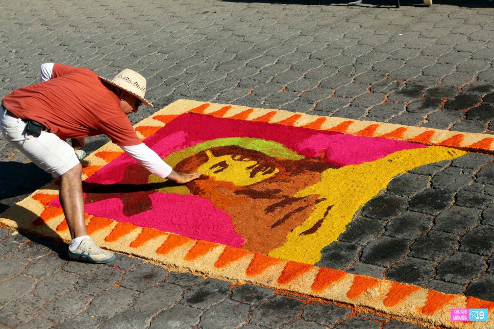 Leoneses viven con fe tradición de las Alfombras Pasionarias y el Santo Entierro