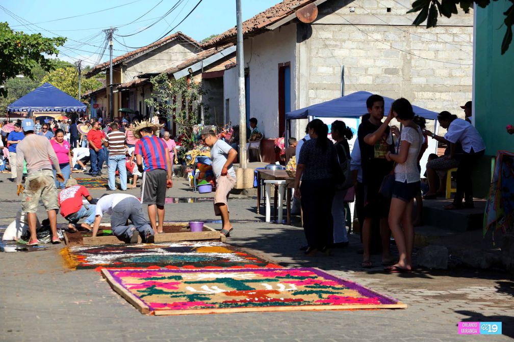 Leoneses viven con fe tradición de las Alfombras Pasionarias y el Santo Entierro