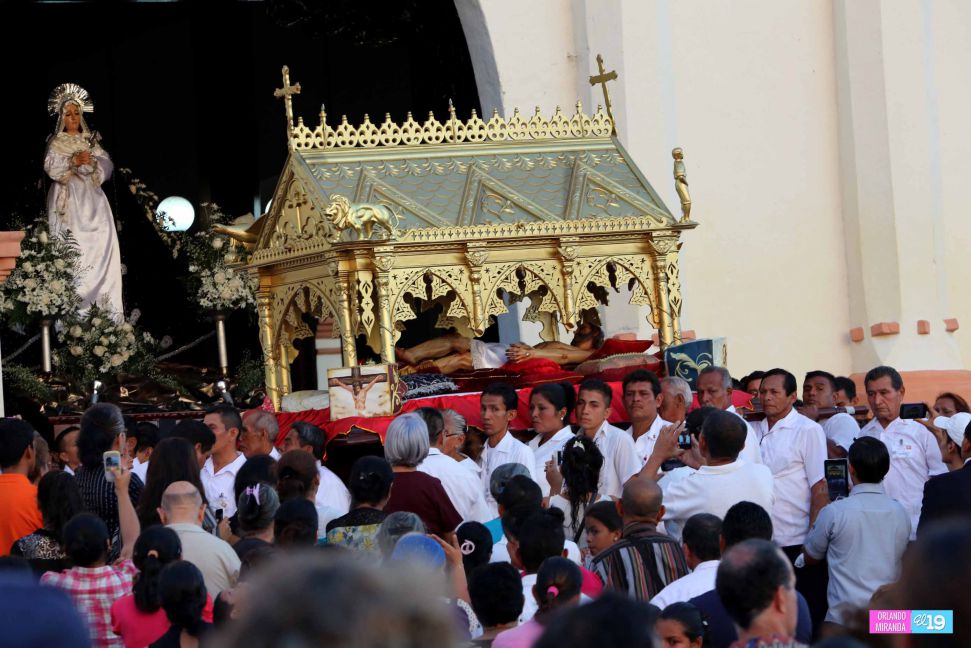 Leoneses viven con fe tradición de las Alfombras Pasionarias y el Santo Entierro
