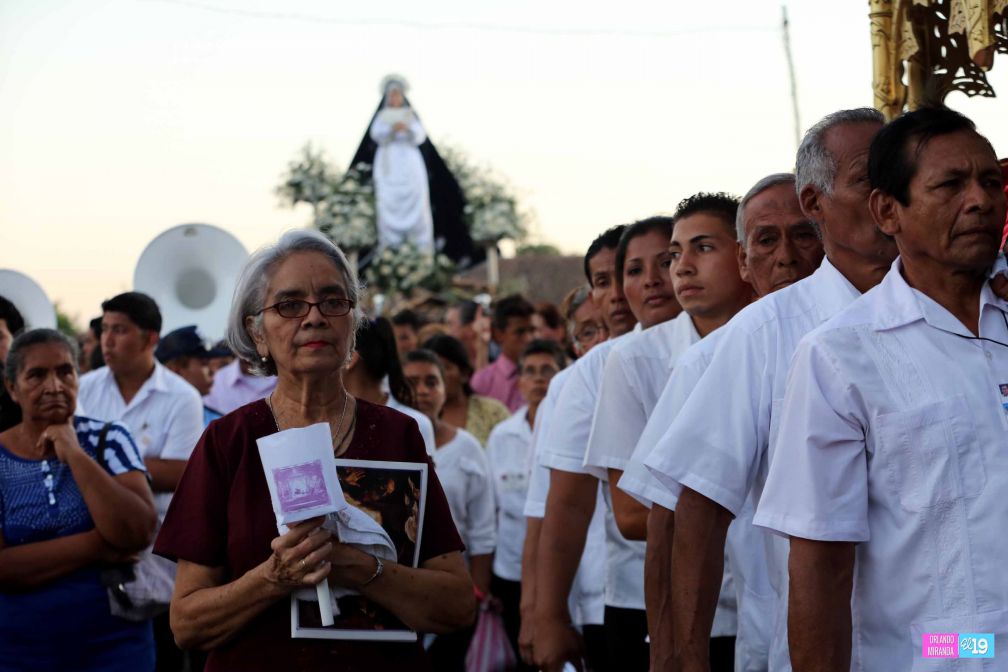 Leoneses viven con fe tradición de las Alfombras Pasionarias y el Santo Entierro
