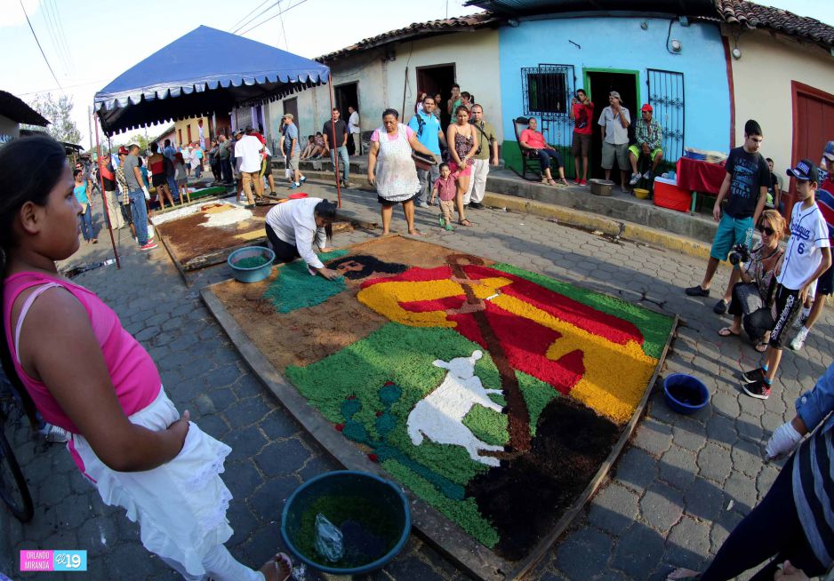 Leoneses viven con fe tradición de las Alfombras Pasionarias y el Santo Entierro