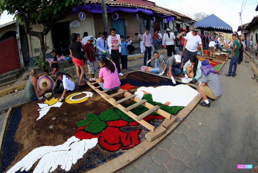 Leoneses viven con fe tradición de las Alfombras Pasionarias y el Santo Entierro