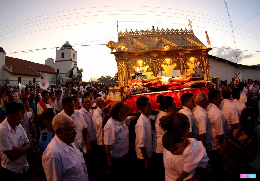 Leoneses viven con fe tradición de las Alfombras Pasionarias y el Santo Entierro
