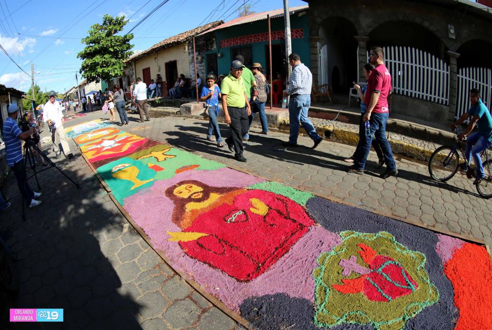 Leoneses viven con fe tradición de las Alfombras Pasionarias y el Santo Entierro