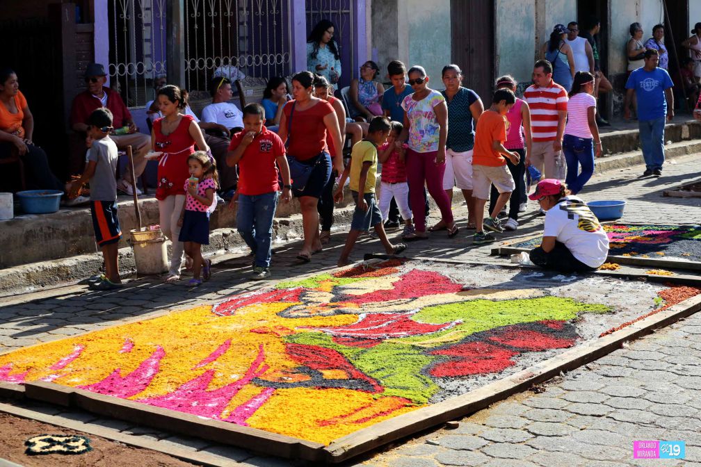 Leoneses viven con fe tradición de las Alfombras Pasionarias y el Santo Entierro