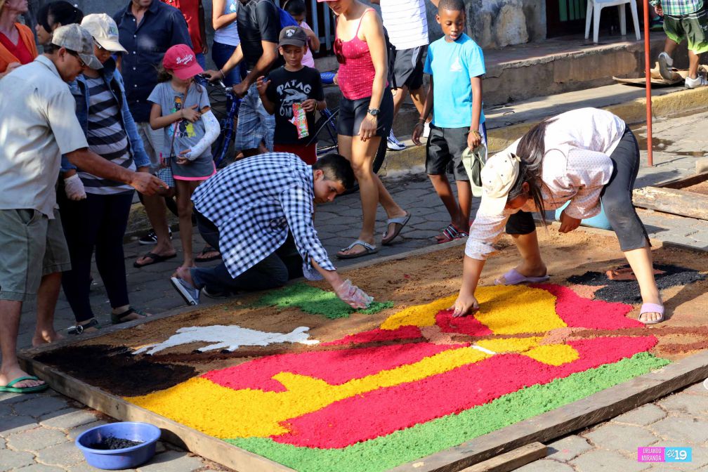 Leoneses viven con fe tradición de las Alfombras Pasionarias y el Santo Entierro