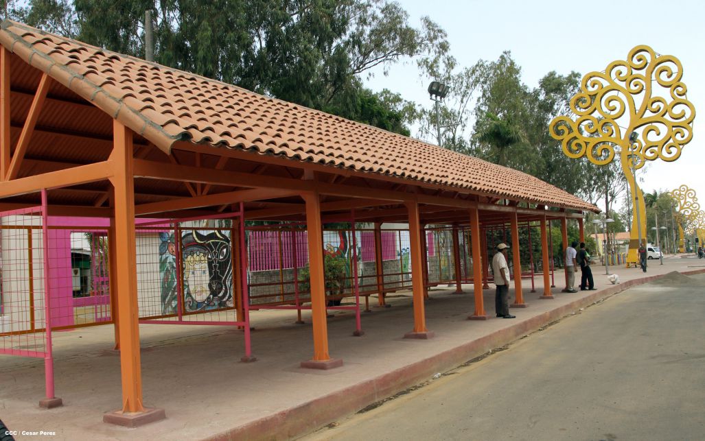 Avanza en Managua construcción de modernas paradas de buses